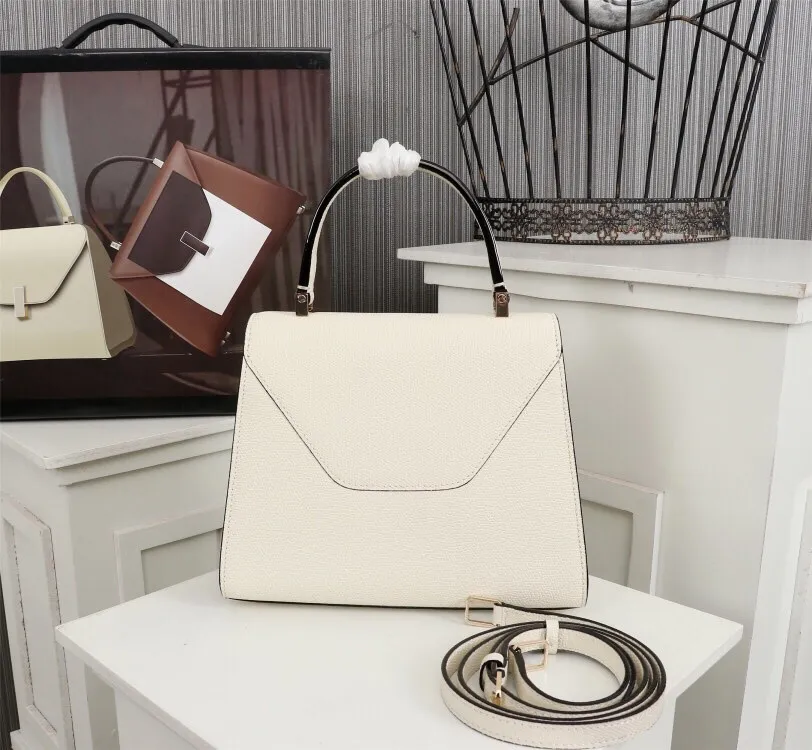 In stock👉Original small size off-white👉Valextra Valextra Iside, known as Italian Hermès, is one of Valextra's most representative designs. There is no obvious logo, but the simple collective line design is very recognizable, full of architectural art, and shows a capable and intellectual style. It is made of imported palm-print lining cowhide, with up to five stitches of handwork, and the shiny oil edges test the skill of the craftsman. Small size: 22Cm